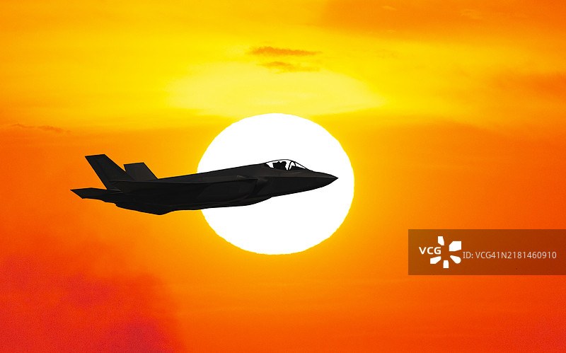 佛罗里达州。F-35战斗机在日落时分飞越大沼泽地。图片素材