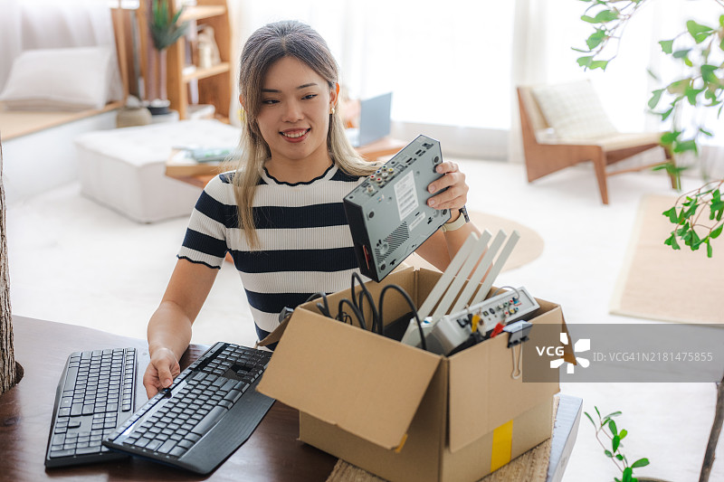 以身作则：年轻女性加入社区电子垃圾回收活动图片素材