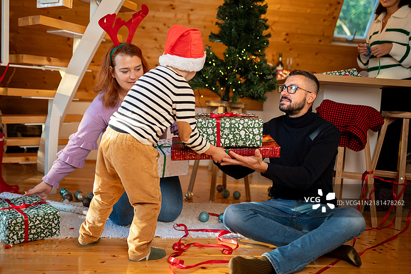 交换圣诞礼物图片素材