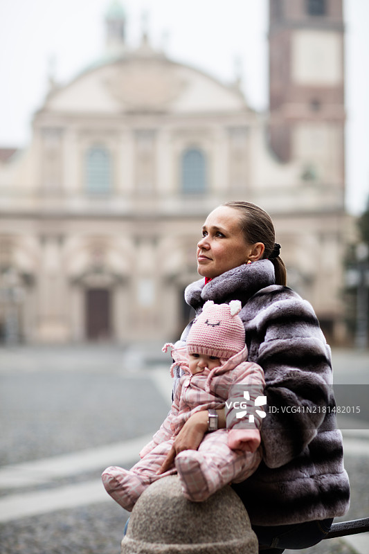市中心的游客。图片素材