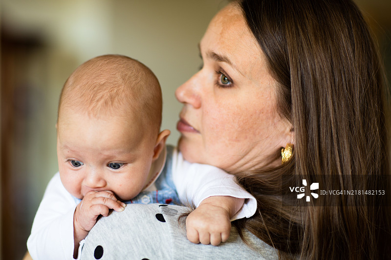 母亲与小女儿的肖像。图片素材