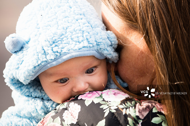 母亲与小女儿的肖像。图片素材