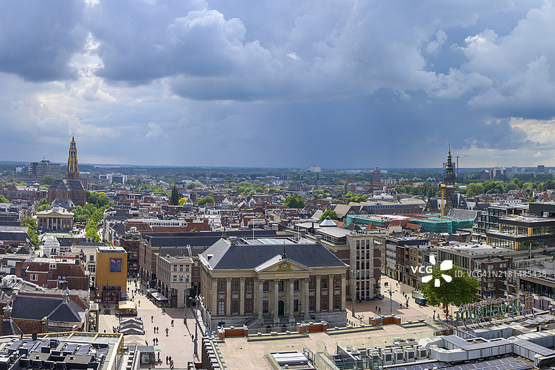 格罗宁根城市天际线全景，上方是引人注目的天空图片素材