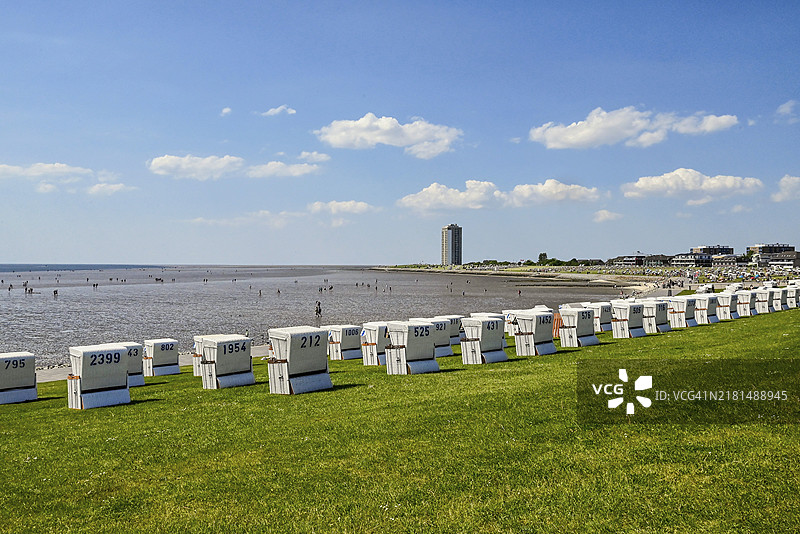 德国石勒苏益格-荷尔斯泰因州迪特马尔申比苏姆瓦登海堤坝上的沙滩椅图片素材