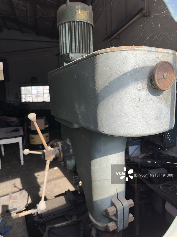 木工车间里的旧工作机器，静静等待使用图片素材