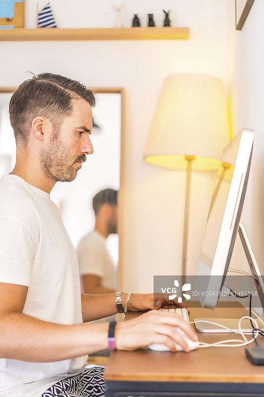 年轻男子在家参加工作视频会议图片素材