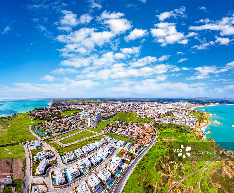 葡萄牙阿尔加维拉各斯海滩与城市天际线无人机航拍图片素材