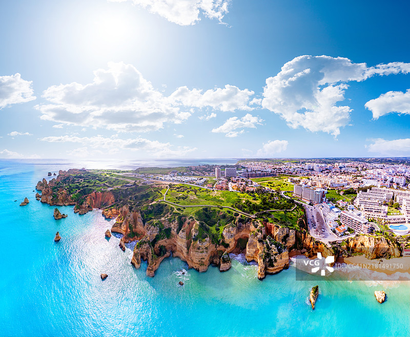 葡萄牙阿尔加维拉各斯的多纳安娜海滩，卡米洛海滩旁的无人机航拍图片素材