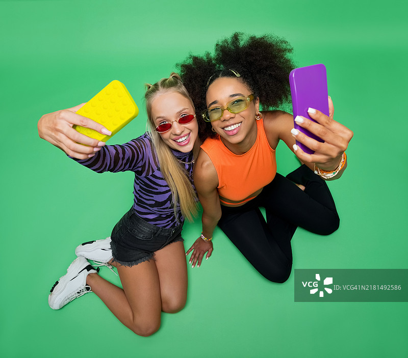 90年代风格的兴奋女性朋友肖像图片素材