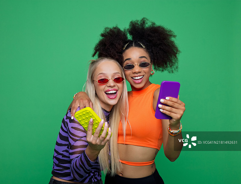 90年代风格的兴奋女性朋友肖像图片素材