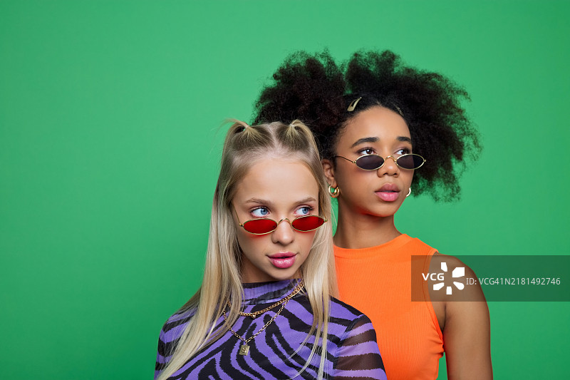 90年代风格的女性朋友肖像图片素材