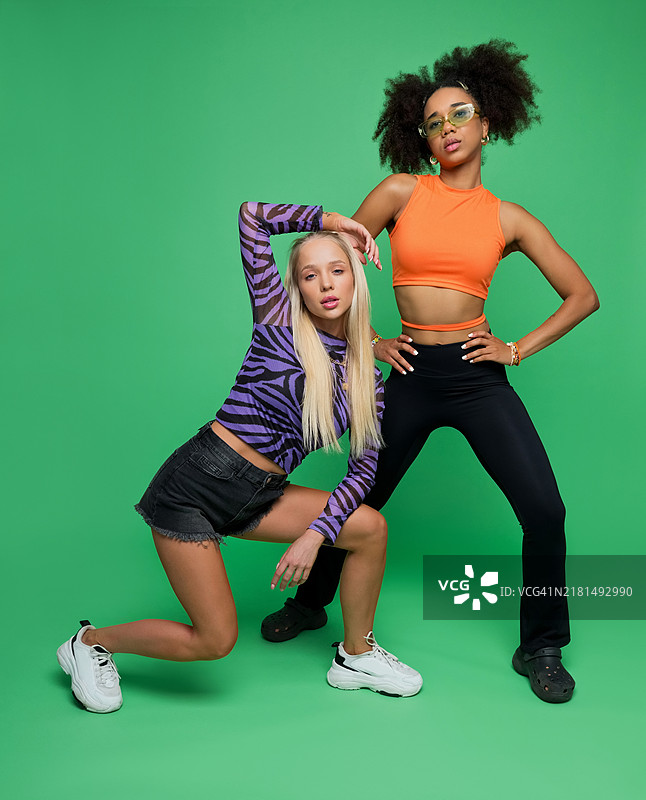 90年代风格的女性朋友肖像图片素材