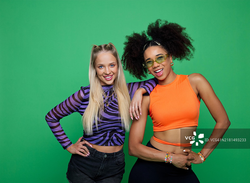 90年代风格的快乐女性朋友肖像图片素材