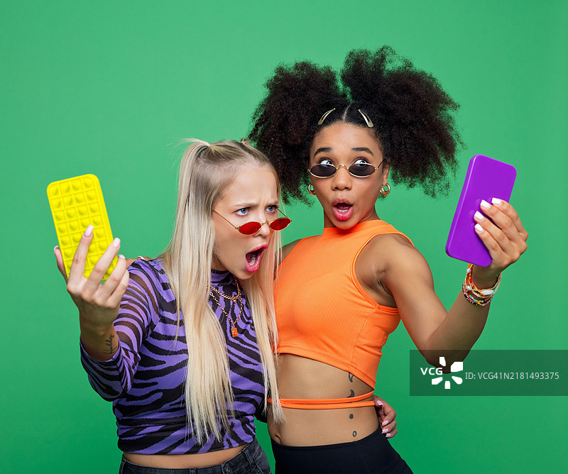 90年代风格的惊讶的女性朋友的肖像图片素材