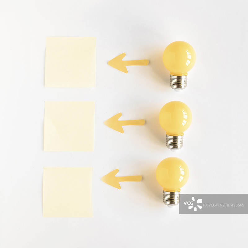 灯泡与指向便签的箭头符号图片素材