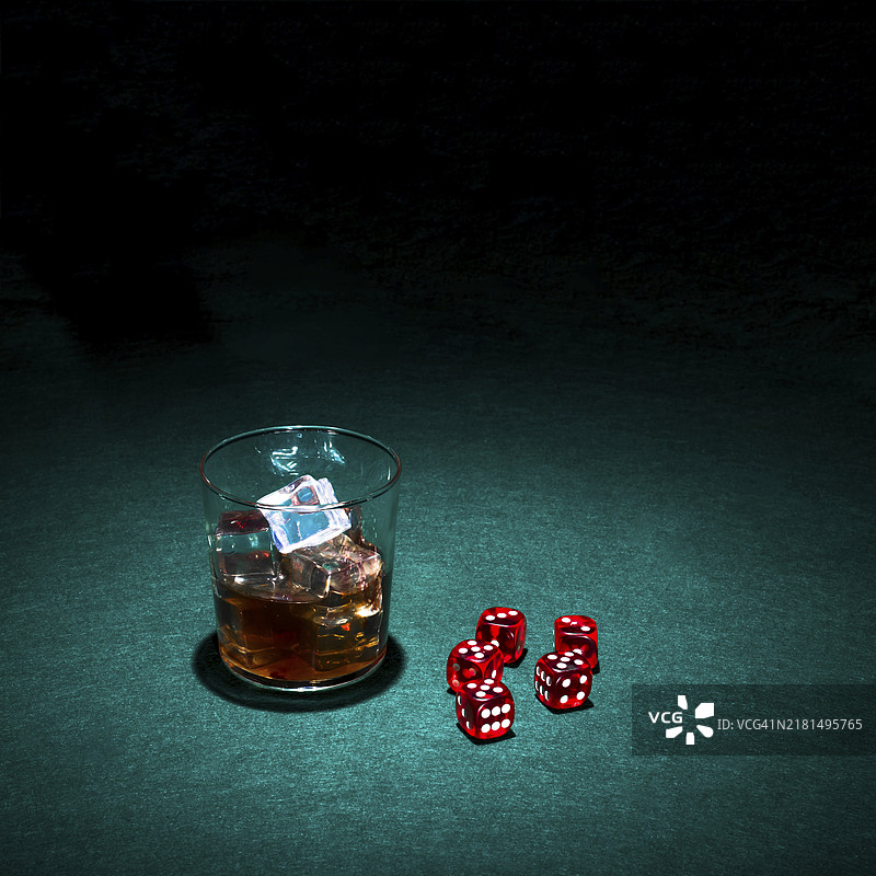 威士忌红骰子绿色赌场桌图片素材