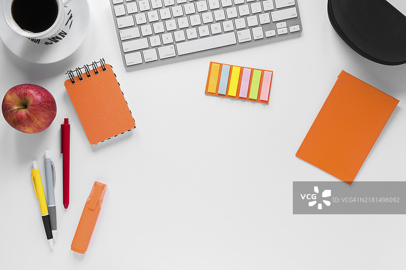 彩色文具与咖啡杯、苹果键盘白色桌面图片素材