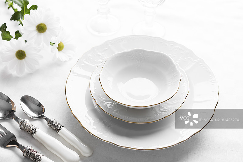 高角度拍摄的餐盘摆放图片素材