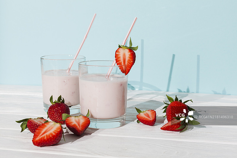 草莓酸奶与浆果图片素材