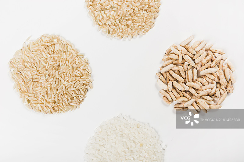 白色背景下的未煮熟的米饭特写图片素材