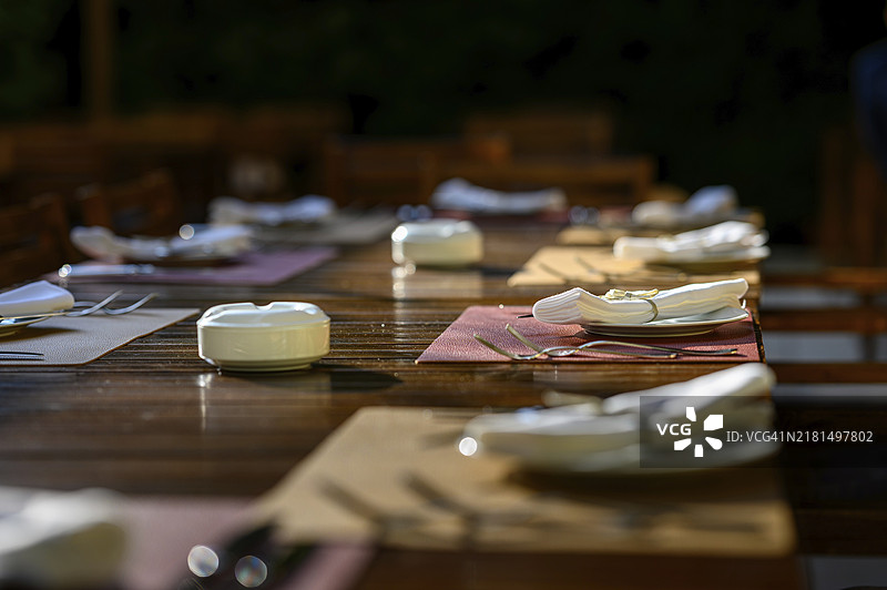 餐厅花园中带有餐巾的木桌图片素材