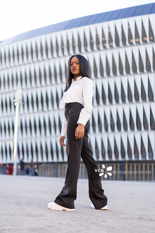 摆姿势的非裔美国女人，时尚摄影，竖版照片图片素材