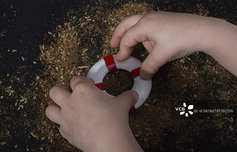 手持小模型救生圈图片素材