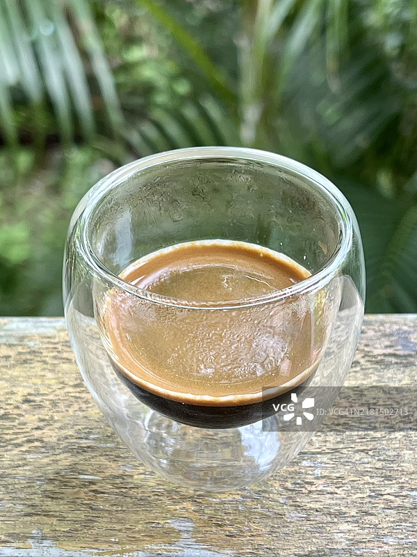 木桌上的意式浓缩咖啡玻璃杯图片素材