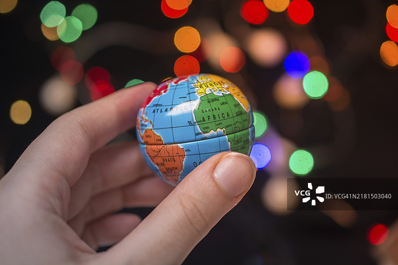 手中地球仪模型，全球商业生态概念图片素材