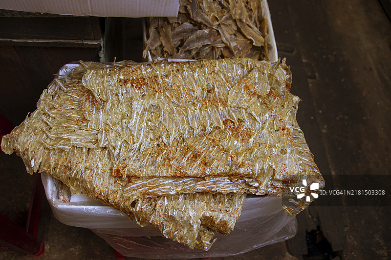 柬埔寨贡布沙玛基市场：堆叠的薄透明鱼片，展示正宗高棉美食、文化和当地产品图片素材