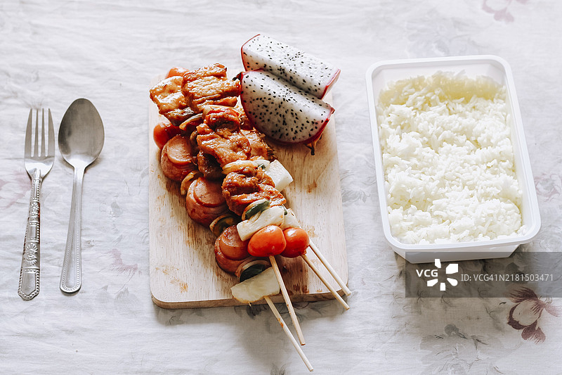 诱人的烤肉串、火龙果和米饭图片素材