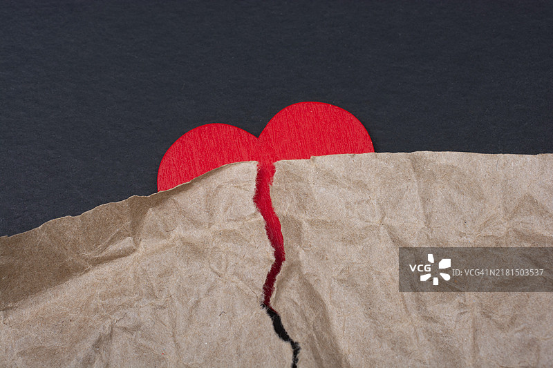 带有撕裂纸张的心形，象征爱心关怀图片素材