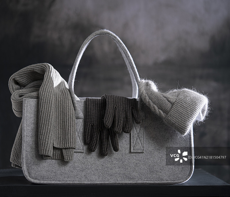 毛毡包里的围巾、帽子和手套图片素材