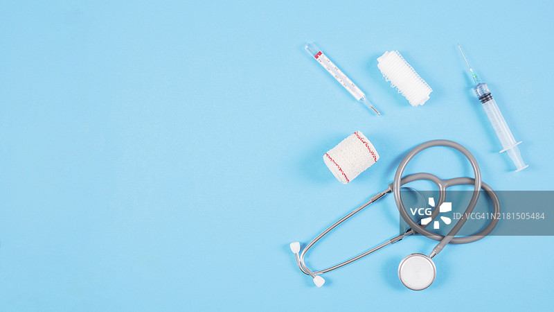 听诊器与医疗设备俯视图，蓝色背景图片素材