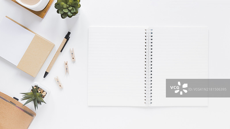 文具花盆旁边的记事本，白色桌子图片素材