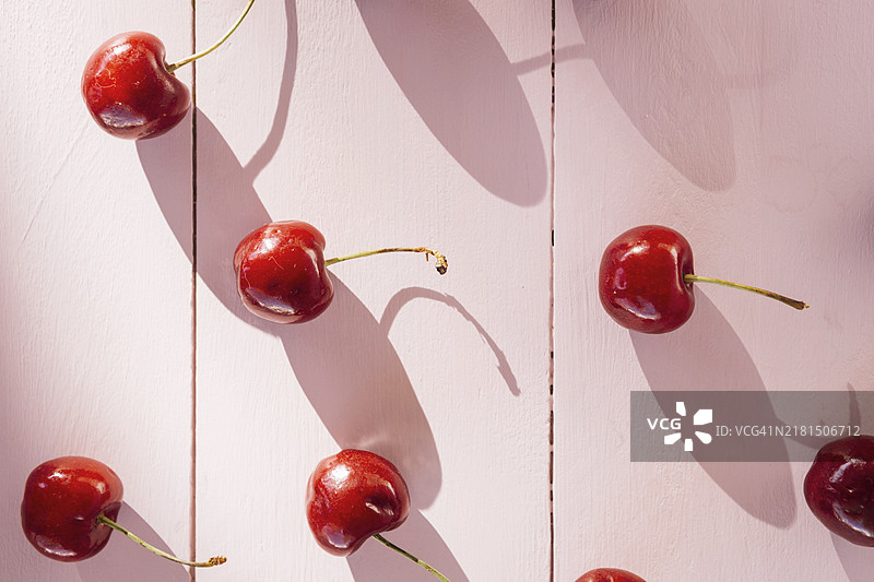 红色樱桃木板高角度视图图片素材