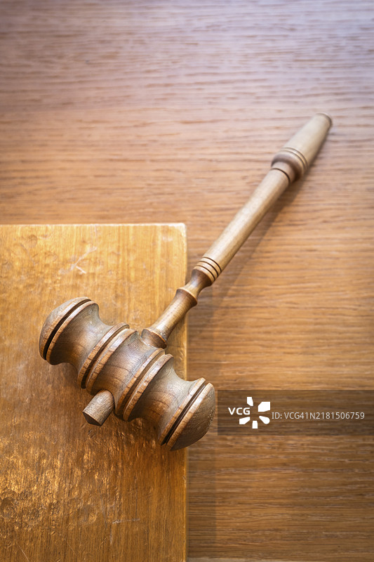 木桌上的主席或法官的木槌图片素材