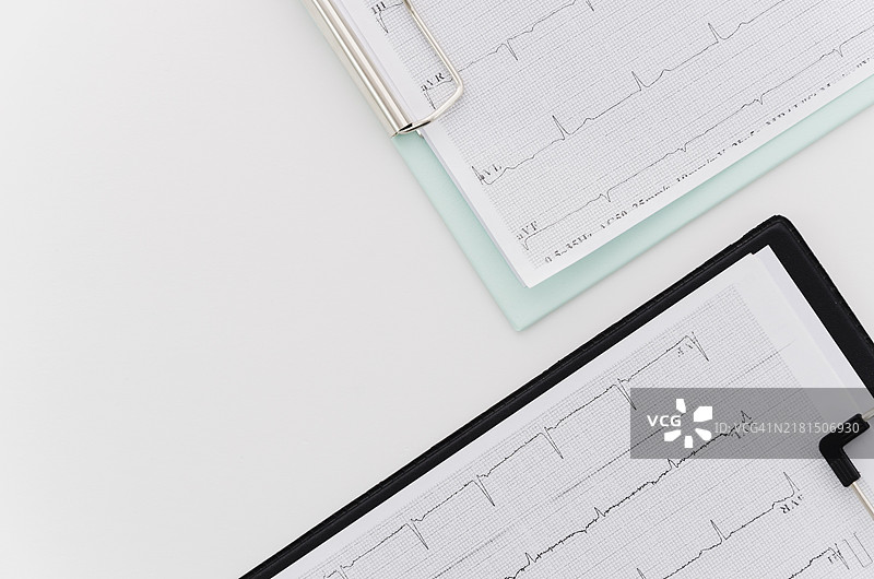 俯视心电图医疗报告，蓝黑色剪贴板，白色背景图片素材