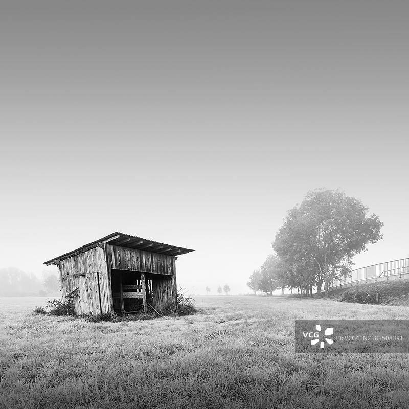 法国阿尔萨斯雾中废弃马厩图片素材