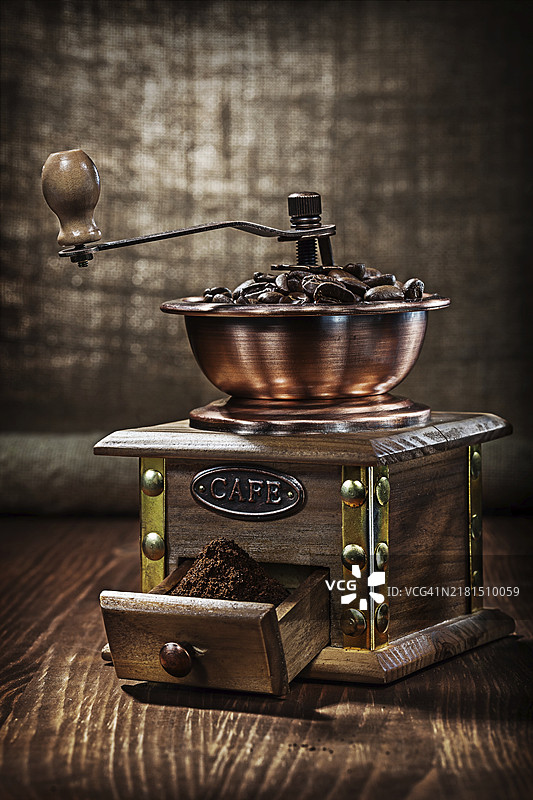 老式木桌上的咖啡磨图片素材