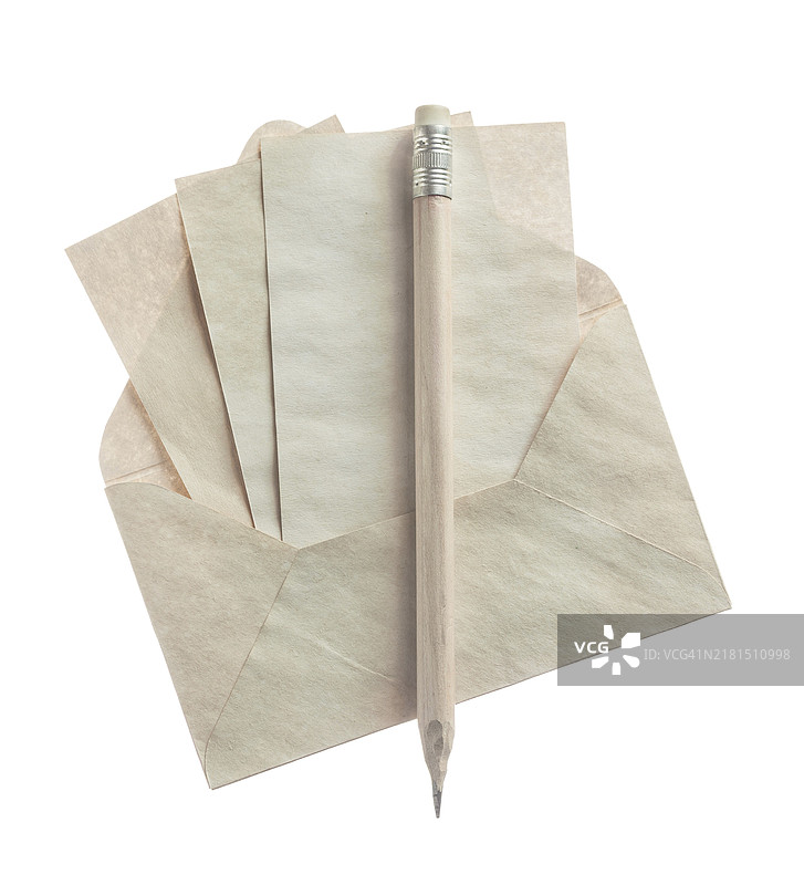 白色背景上的复古信封纸铅笔图片素材