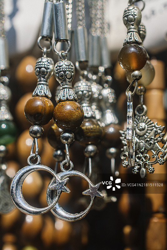 五彩缤纷的珠子和新月图片素材