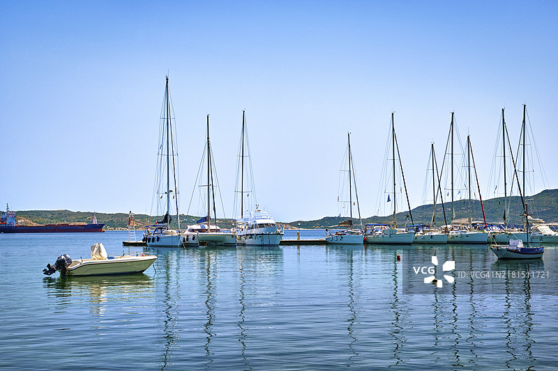 希腊小镇港口的帆船和游艇,地中海清澈的海水,海上探险,私人游艇周末,夏季假期,娱乐,趣味航海,钓鱼,爱好,希腊岛屿,乘船游览图片素材