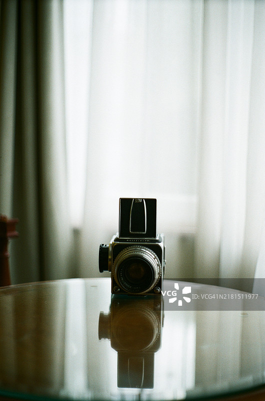 哈苏相机放在桌子上图片素材