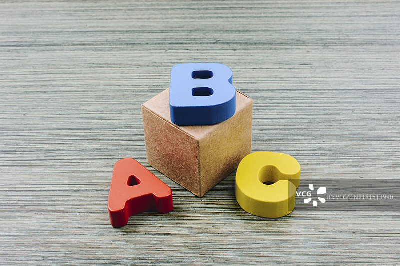 用于早期教育概念的ABC木制字母图片素材
