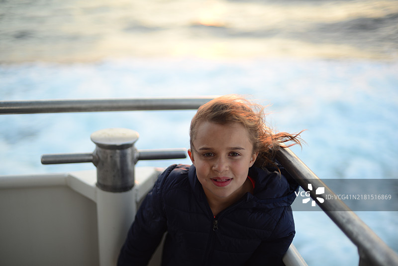 6岁女孩在船上图片素材