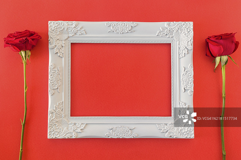 白色复古相框与鲜花图片素材