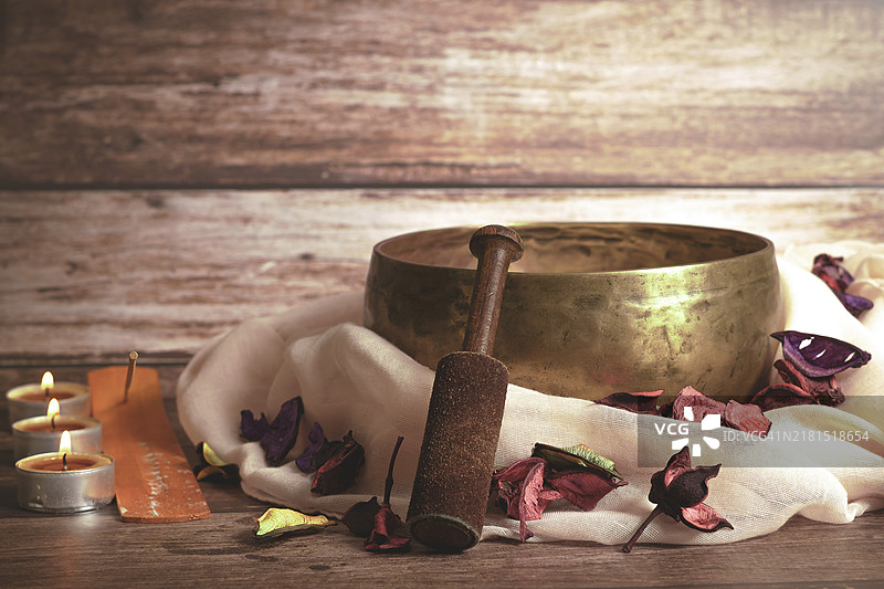 藏碗、香、点燃的蜡烛和彩色花瓣图片素材