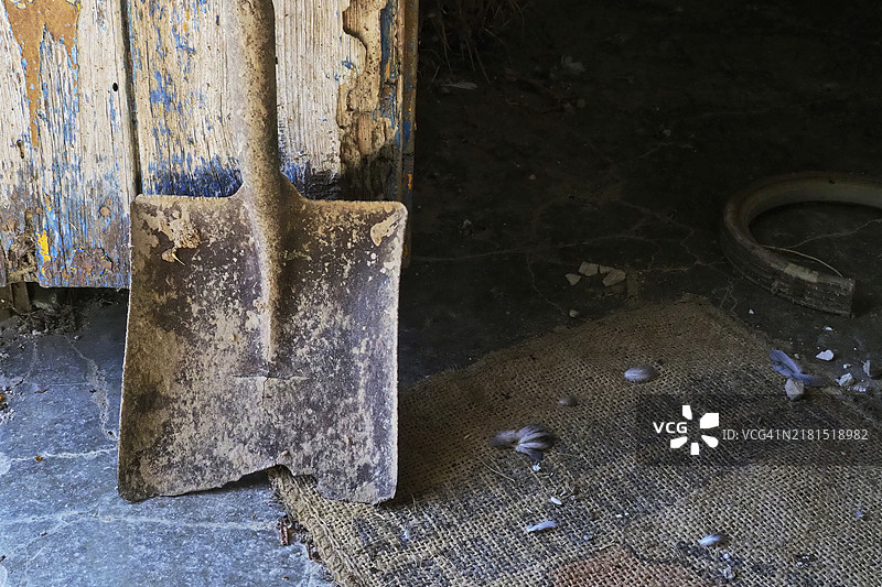 靠在木门上的泥土铲子，西班牙图片素材