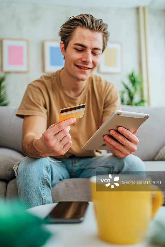 男子使用平板电脑进行在线支付图片素材